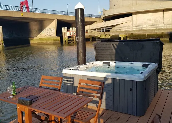 Wikkelboats At Wijnhaven Botel