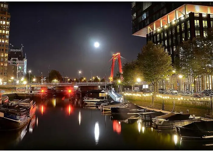 Wikkelboats At Wijnhaven Botel *