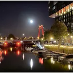Wikkelboats At Wijnhaven Botel *