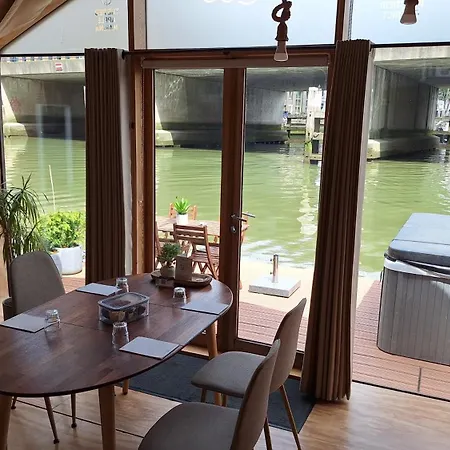 Tekne Wikkelboats At Wijnhaven