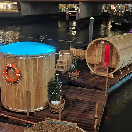 Wikkelboats At Wijnhaven 船上ホテル