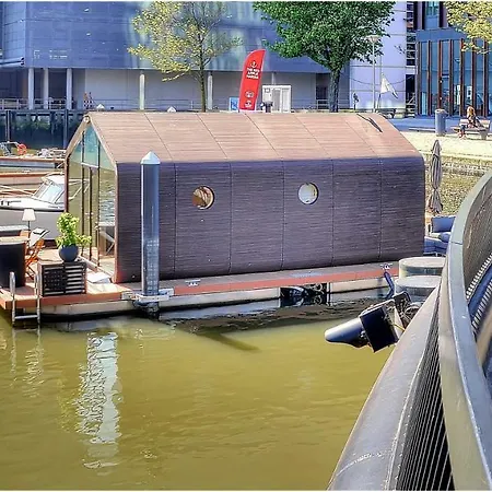 Wikkelboats At Wijnhaven Hotel en barco
