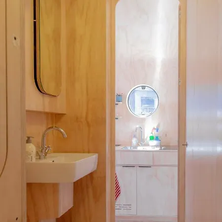 Wikkelboats At Wijnhaven Botel *