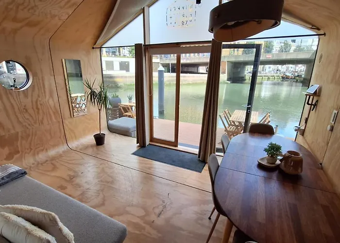 Wikkelboats At Wijnhaven Botel *