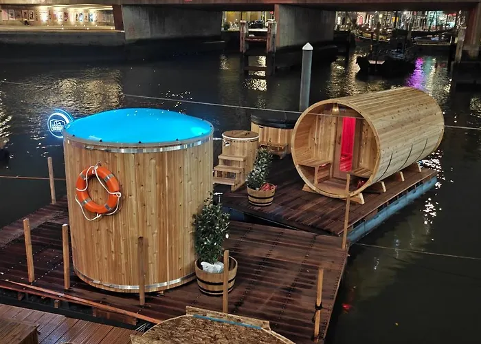 Wikkelboats At Wijnhaven Úszó hotel