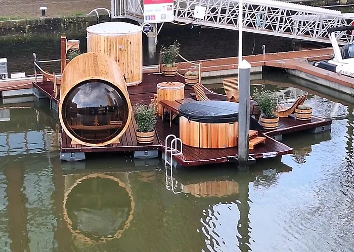 Ботель Wikkelboats At Wijnhaven *