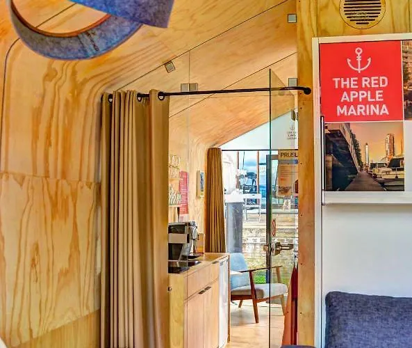 Wikkelboats At Wijnhaven Úszó hotel