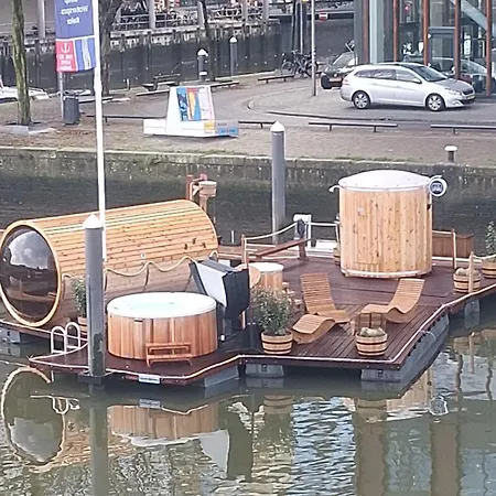 Wikkelboats At Wijnhaven Bådhotel *