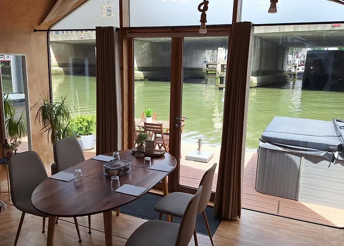 Botel Wikkelboats At Wijnhaven